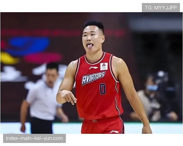 贺希宁无球跑动创造机会 外线射手展现战术价值